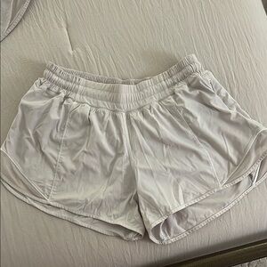 Lululemon Hotty Hot 2.5 in shorts